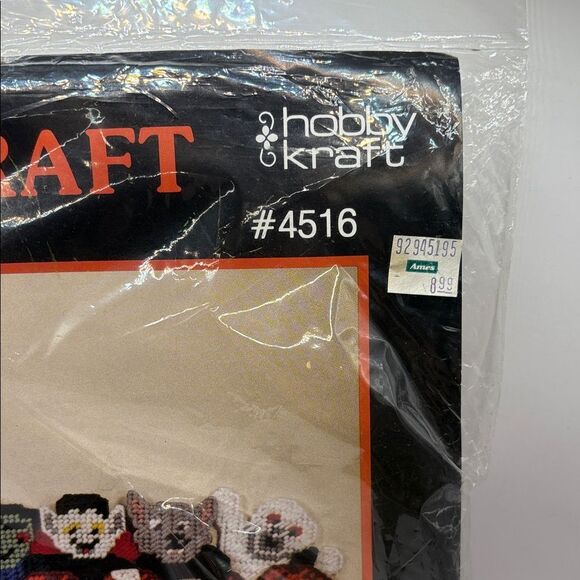 Hobby Kraft 'Happy Haunting' Plastic Canvas Kit - Picture 4 of 7